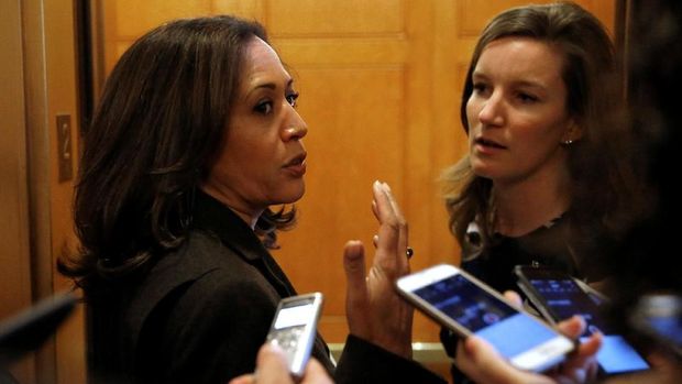 Senator Kamala Harris (D-CA) speaks to reporters after the Senate reached an agreement to end the shut down of the federal government on Capitol Hill in Washington, U.S., January 22, 2018.      REUTERS/Joshua Roberts