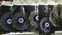 Bentuknya bulat, dengan perpaduan warna biru tua, putih, biru muda dan hitam. Untuk ukuran manik-maniknya dibuat beragam, dari yang kecil hingga besar, semua ada (Kurnia/detikTravel)