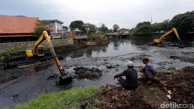 Cegah Sedimentasi, Pengerukan Kali Krukut Terus Dilakukan