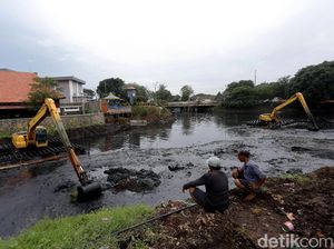 Cegah Sedimentasi, Pengerukan Kali Krukut Terus Dilakukan