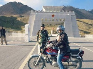 Wanita Pakistan Pertama, Touring Sendirian Pakai Motor