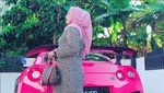 Gaya Hijabers Cantik Malaysia dengan Mobil Mewah