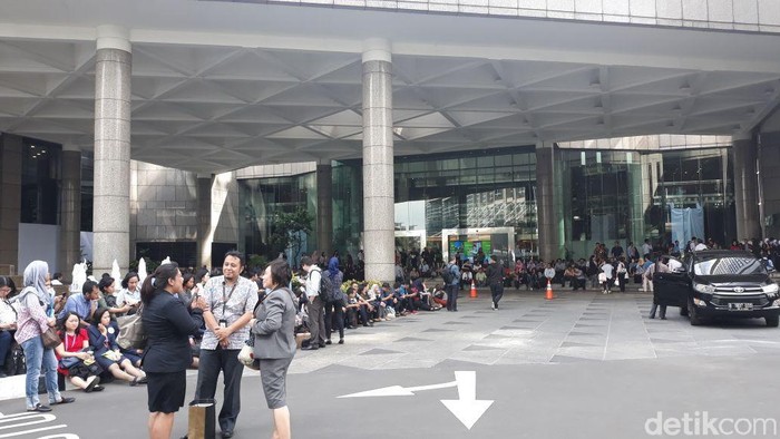 Suasana karyawan kantor berhamburan keluar saat terjadi gempa di Jakarta. (Foto: Danang Sugianto) Suasana karyawan kantor berhamburan keluar saat terjadi gempa di Jakarta. (Foto: Danang Sugianto)