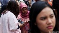 Hampir seluruh karyawan masih mencoba mendapatkan kabar dari sanak keluarga.
