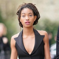 Menyempurnakan gayanya, bold eyeshadow dan rambut gimbal yang menciptakan kekontrasan nan unik dengan gaya femininnya. Foto: Getty Images