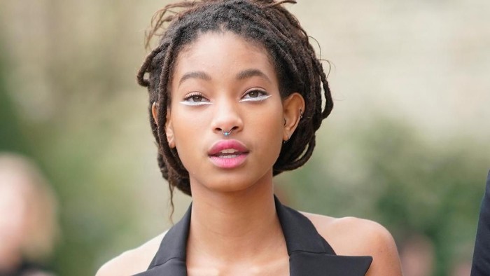 Willow Smith di Fashion Show Dior Couture 2018 LOS ANGELES, CA - AUGUST 19: Willow Smith at the 2017 NYX Professional Makeup FACE Awards at The Shrine Auditorium on August 19, 2017 in Los Angeles, California. (Photo by Phillip Faraone/Getty Images for NYX Professional Makeup )