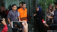 Abdul Latif keluar gedung KPK usai menjalani pemeriksaan, Selasa (23/1/2018). Dia keluar dengan mengenakan rompi tahanan KPK.
