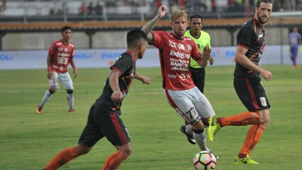 Kevin Brands (tengah) mencetak gol ke gawang Persija melalui tendangan penalti.