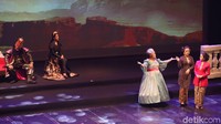 Teater yang berjudul Satyam Eva Jayate itu mengambil cerita tentang sebuah kerajaan kuno di Indonesia. Inti ceritanya adalah soal persaingan memperebutkan kekuasaan antara raja dan penghianat di kerajaannya.