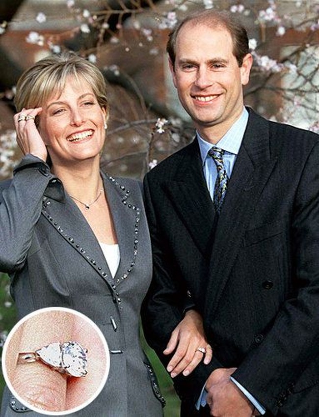 Pangeran Edward melamar Sophie dengan cincin buatan Garrard, yang memang menjadi langganan keluarga kerajaan Inggris. Cincin bertatahkan berlian oval dua karat, yang dihiasi dua berlian kecil berbentuk hati di sekelilingnya. Cincin ini bernilai USD 150 ribu atau sekitar Rp 1,9 miliar. Foto: istimewa