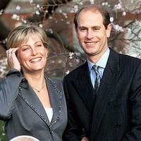 Pangeran Edward melamar Sophie dengan cincin buatan Garrard, yang memang menjadi langganan keluarga kerajaan Inggris. Cincin bertatahkan berlian oval dua karat, yang dihiasi dua berlian kecil berbentuk hati di sekelilingnya. Cincin ini bernilai USD 150 ribu atau sekitar Rp 1,9 miliar. Foto: istimewa