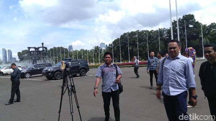 Kaget Diguncang Gempa, Pegawai DPR Berhamburan ke Luar