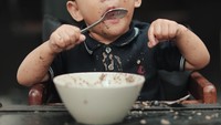 Di usianya yang sudah 12 bulan, Kawa memang terlihat sangat mandiri dalam urusan makan. Dirinya sangat terlihat sangat bersemangat dan lahap ketika makan. Foto: Instagram Andien Aisyah