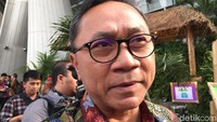 Ketua MPR Zulkifli Hasan menyebut penyerangan di Gereja Lidwina ada upaya untuk mengadu domba umat beragama. Dia mengimbau seluruh umat beragama agar tetap tenang dan mempercayakan penanganan kasus pada kepolisian. Aparat kepolisian sedang bekerja mengungkap kasus ini. Mari tetap menahan diri, pesannya. (Foto: Nur Indah/detikcom)