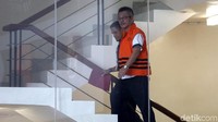 Donny Witono diduga sebagai pemberi suap terkait pembangunan ruang kelas I, kelas II, VIP dan Super VIP di RSUD Damanhuri.