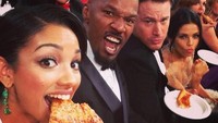 Empat selebriti ini sedang makan cheese pizza saat menghadiri Piala Oscar. Corinne Foxx, Jamie Foxx, Channing Tatum dan Jenna Dewan Tatum terlihat senang sekali di foto ini. Foto: Istimewa