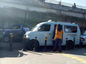 Angkot Tanah Abang Kembali Beroperasi Pagi Ini
