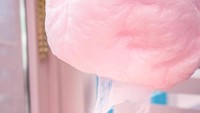Kalau ingin lebih istimewa bisa pesan es krim yang diberi gumpalan besar cotton candy berwarna pink persis seperti awan. Dijamin puas! Foto: Instagram Pink Pool Cafe