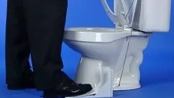 Tinggal injak, maka penutup koslet akan terbuka. (Foto: Brightside)