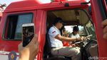 Kijang Satu-Dua Masuk.., Begini Gaya Sandiaga Naik Mobil Damkar