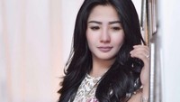 Icha Gwen inilah yang nempel-nempel dengan suami Gisel dalam video di antara cewek lain. Foto: Instagram/icha_gween