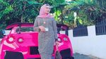 Gaya Hijabers Cantik Malaysia dengan Mobil Mewah