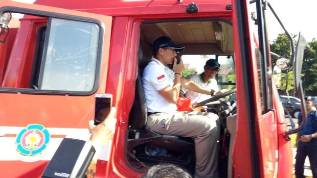  Sandiaga sempat juga mencoba menaiki mobil pemadam kebakaran.