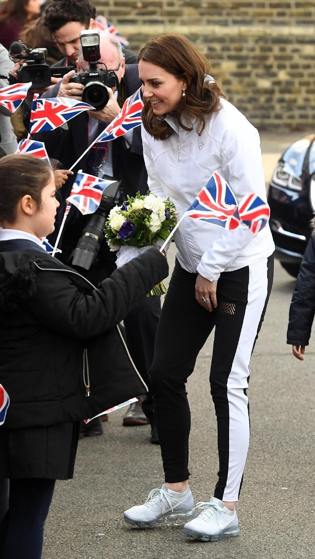Dalam kunjungan kali ini, Kate tampil sporty dalam balutan busana olahraga. (Foto: Stuart C. Wilson/Getty Images)