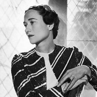 Wallis Simpson mengenakan cincin batu emerald seberat 19,77 karat saat bertunangan dengan Edward VIII --yang menyerahkan tahta raja Inggris demi bisa menikahinya. Cincin tersebut memiliki ukiran bertulisan We are ours now 27 X 36. Keduanya bertunangan pada Oktober 1936. Foto: istimewa