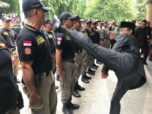 Heboh Atraksi Tendangan Wali Kota Mataram