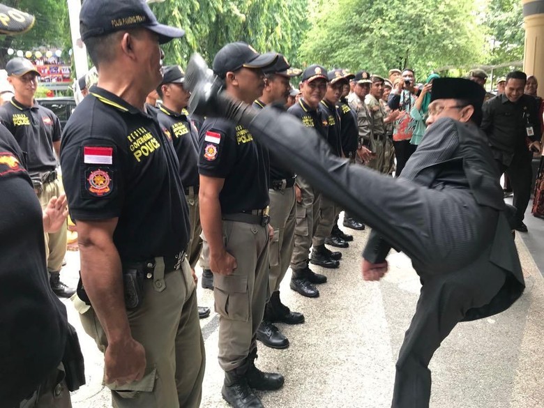 Heboh Atraksi Tendangan Wali Kota Mataram Heboh Atraksi Tendangan Wali Kota Mataram