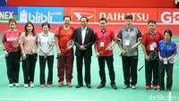 Tak lupa pada kesempatan itu pula ia berfoto bersama dengan legenda bulutangkis Indonesia dan pemain yang mengharumkan nama bangsa.