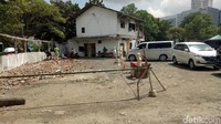 Salah satu opsi lokasi penampungan pedagang ialah di sebuah lahan yang berada di samping Hotel Pharmin, Tanah Abang, Jakpus.
