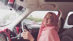 Gaya Hijabers Cantik Malaysia dengan Mobil Mewah
