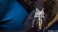 Bertambahnya pasien rawat inap gizi buruk, campak dan malaria mix dari beberapa distrik di Kabupaten Asmat membuat pasien dirawat di bagian garasi mobil rumah sakit karena ruang perawatan penuh. M Agung Rajasa/Antara Foto.