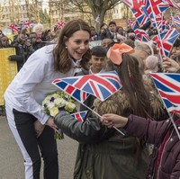 Kate saat menyapa siswa-siswi yang sudah menunggunya di depan sekolah. (Foto: Stuart C. Wilson/Getty Images)