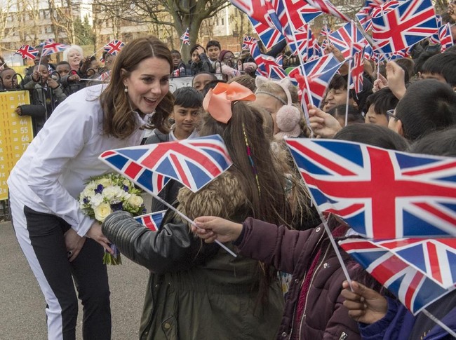 Kate saat menyapa siswa-siswi yang sudah menunggunya di depan sekolah. (Foto: Stuart C. Wilson/Getty Images)