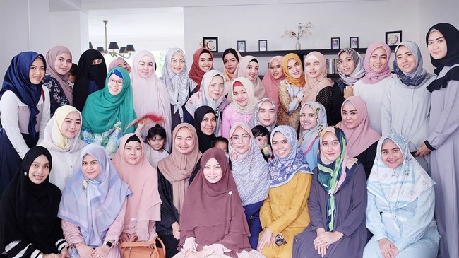 Kajian ini juga dijadikan ajang silaturahmi. Jamaah perempuan yang hadir tampak cantik dan kompak. Foto: Instagram. 