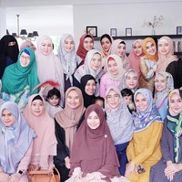 Kajian ini juga dijadikan ajang silaturahmi. Jamaah perempuan yang hadir tampak cantik dan kompak. Foto: Instagram. 