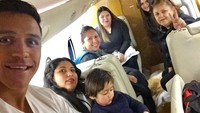 Foto: Di satu momen, Alexis juga mengajak keluarga besarnya naik jet pribadi. Selamat bertualang dengan klub barumu, Alexis! (Instagram/Alexis Sanchez)