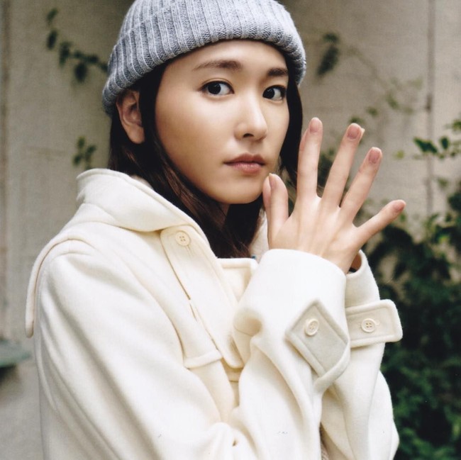 November 2017 lalu, Oricon Style sebuah grup perusahaan Jepang yang bergerak di bidang informasi musik mengadakan polling secara online kepada wanita berusia belasan tahun hingga lima puluh tahunan untuk memilih selebriti yang memiliki wajah ideal. Berdasarkan polling tersebut, Yui Aragaki menempati posisi pertama sebagai artis berwajah paling ideal. Foto: Instagram