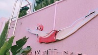 Bukan hanya namanya, di bagian depan kafe juga ada tangga kolam renang lengkap dan ikon wanita berbaju renang di dinding berwarna pink!Foto: Instagram Pink Pool Cafe