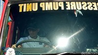 Sandiaga menjajal setir mobil damkar