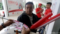 Calon penonton saat menukarkan tiket.