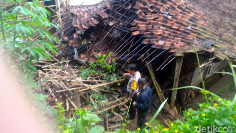  Dapur  Rumah Pasangan Lansia Di Sukabumi  Ambruk Karena Gempa