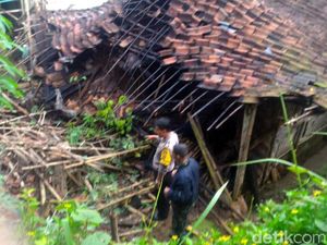 Dapur Rumah Pasangan Lansia Di Sukabumi Ambruk Karena Gempa