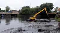 Pengerukkan ini dilakukan guna mengatasi banjir dimusim penghujan dengan menambah daya tampung air.