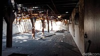 Penampakan sisa kebakaran yang terjadi pada pekan lalu. Kayu penyangga dan atap tampak menghitam karena terbakar.