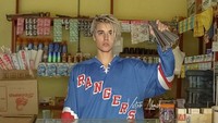 Warungnya ramai nggak ya kalau Bieber yang jaga. Foto: Meme orang terkenal / Instagram/victorahmadd