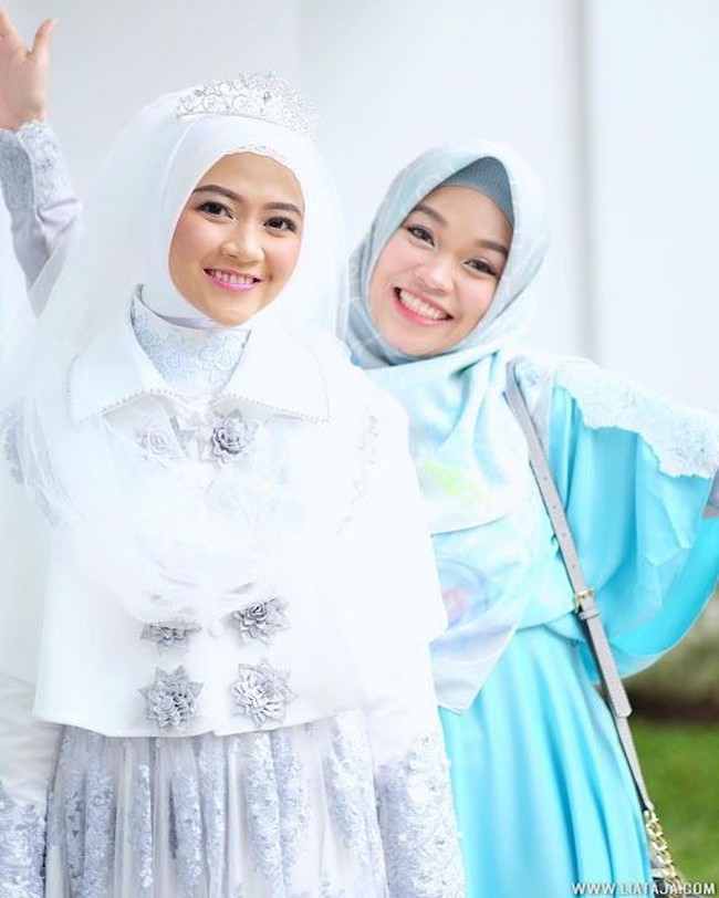 Ghina Raudhatul Jannah adalah purti kedua Aa Gym dan Teh Ninih. Ghina yang juga berparas cantik seperti sang kakak telah menikah dengan seorang pria bernama Zul Arif Nurhendra. Foto: Instagram